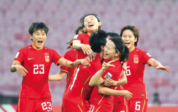 在印度孟买举行的2022女足亚洲杯决赛中,中国队以3比2战胜韩国队夺得冠军,中国队球员在比赛后庆祝。 新华社发