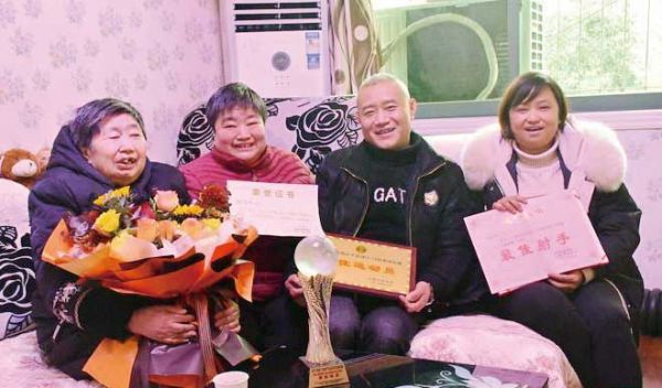 张琳艳家人展示张琳艳成长中获得的荣誉。 新华社发