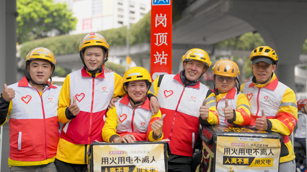 “美团骑士团”志愿者将消防安全知识送进城中村的千家万户