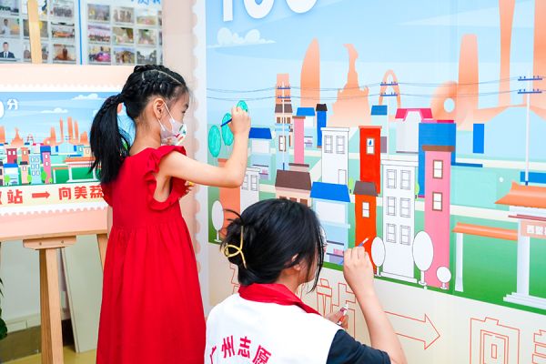 “志愿粉刷匠”志愿者在彩绘村社重点墙面