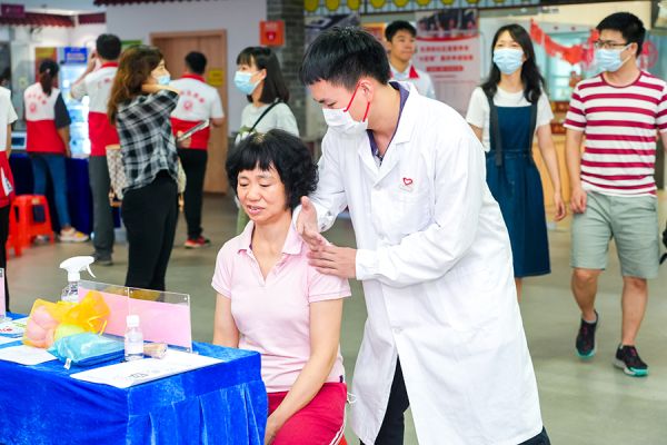 “一起来护脊”志愿者现场为群众做理疗
