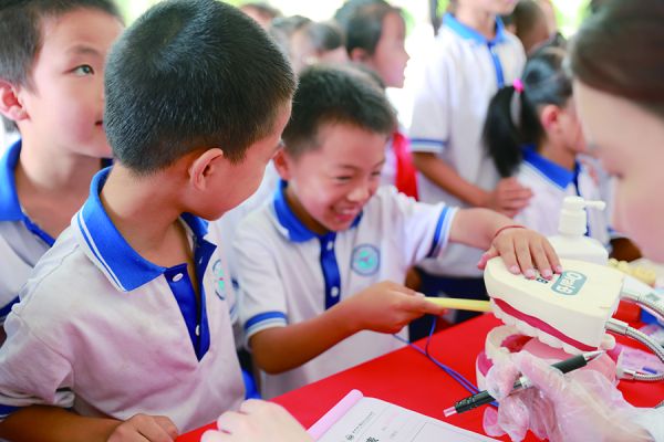 活动为全校师生开展口腔卫生健康筛查,进行口腔疾病预防知识普及教育,孩子玩得不亦乐乎