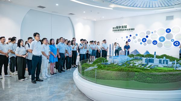 青年组团打卡科普基地,增强双碳意识