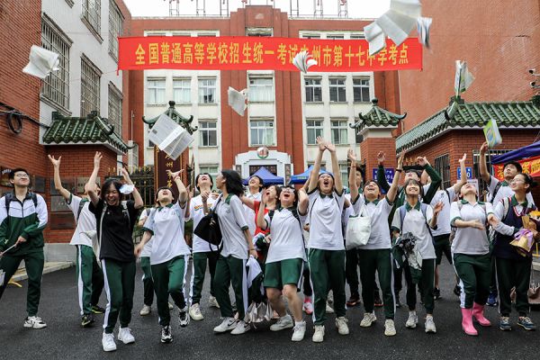 《考完了》袁彬(纪实类银奖)