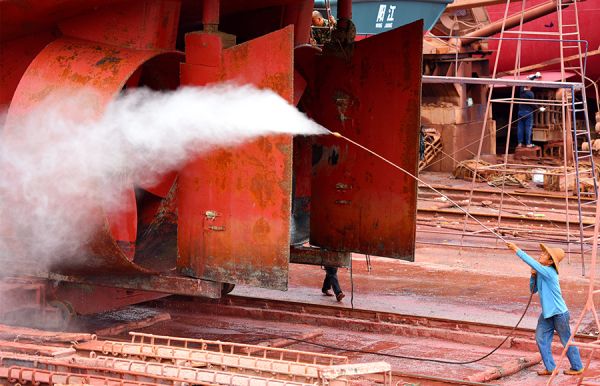 《船坞美容师》何流 (纪实类铜奖)