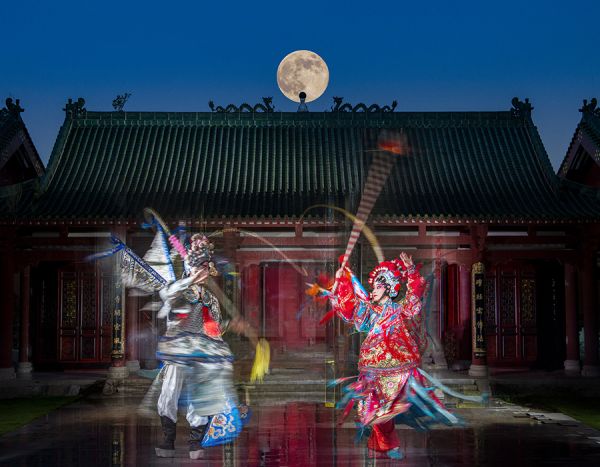 《月光下的戏曲》 苏丽梅(其他类铜奖)