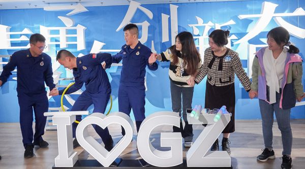 男女嘉宾参与破冰小游戏,现场气氛升温