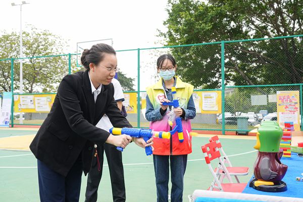 广州工控集团青年职工参与心理解压趣味游戏