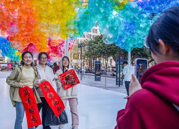 春节将至,街上多了喜庆的画面 余兴东/摄