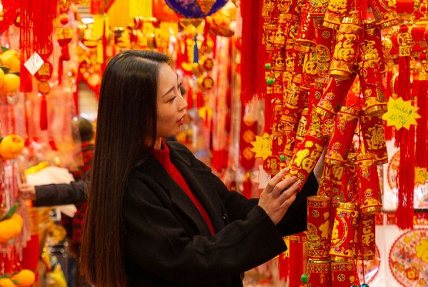 青年在年货铺里选年货 韩贵凯/摄