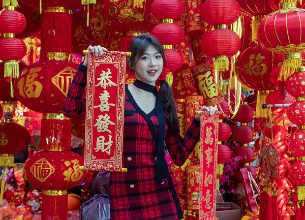 网红小姐姐在灯笼店下拍起照片准备发朋友圈 余兴东/摄