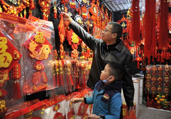 父亲带孩子体验广州人过广州年 吴启光/摄