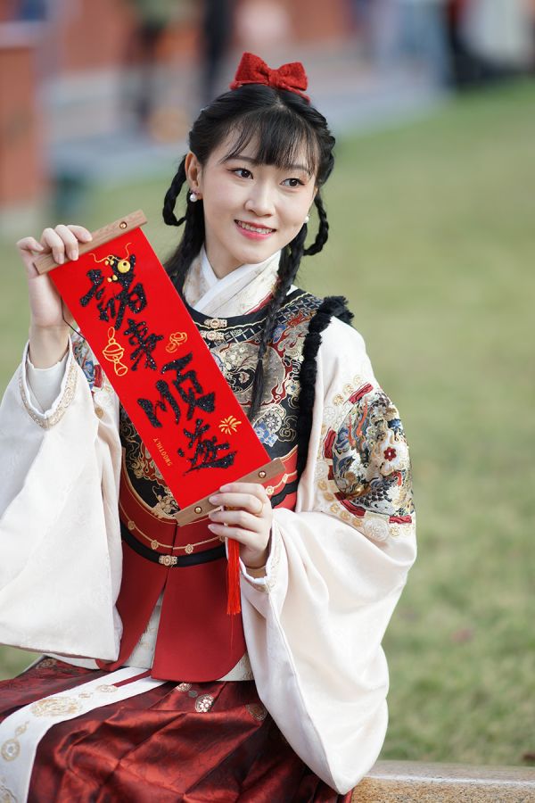 汉服姑娘拍新年写真 张兆荣/摄