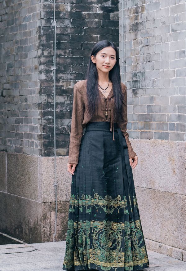 林伊霞展示马面裙传统服饰