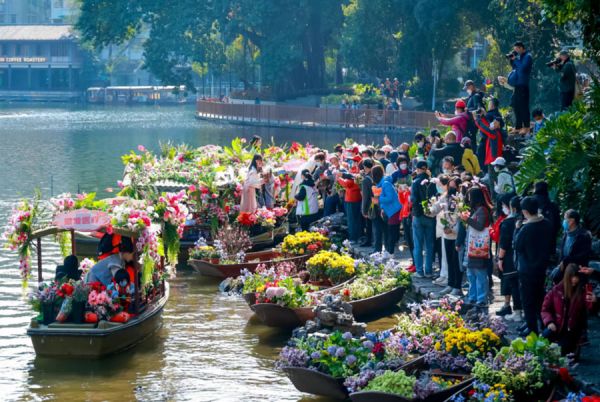 荔湾区水上花市迎春 通讯员 荔宣供图