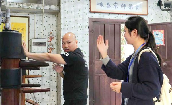 咏春师傅展示拳法,青年默念心诀,跟随师傅学上一两招