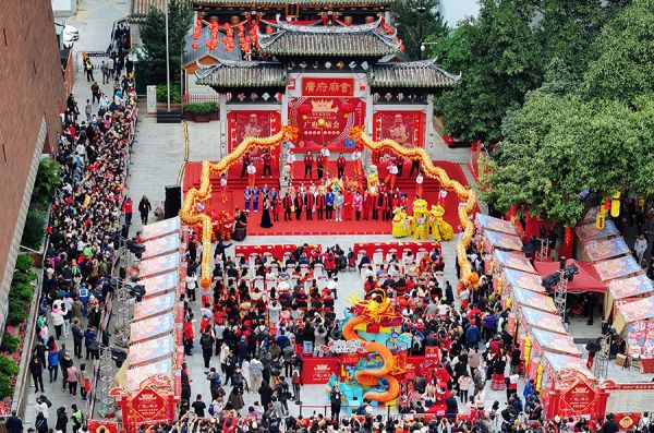 2024年元宵广府庙会主会场人潮如海 林乐峰/摄