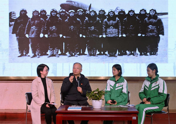 杨教授向执信中学学子讲述新中国第一代女飞行员的故事
