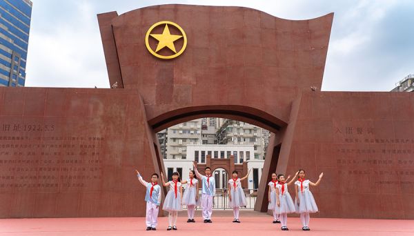 朗诵《一路书香 一生阳光》梁汉深/摄