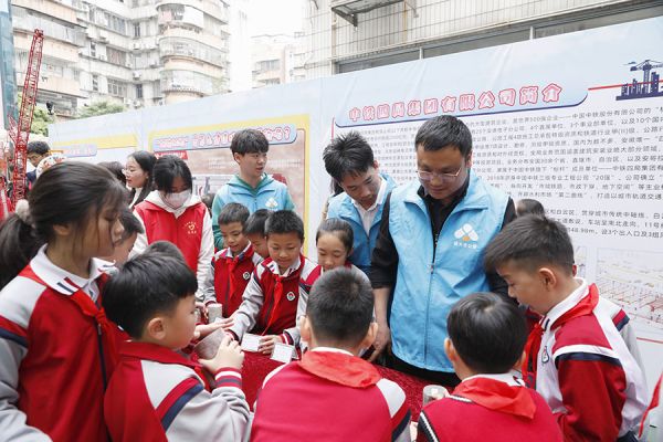 同学们参观地铁建设科普展