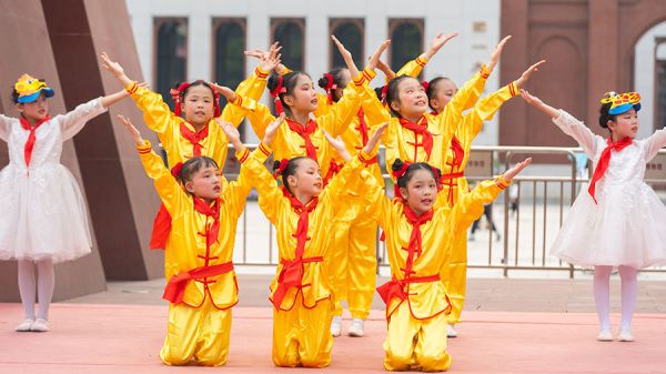 粤语童谣歌舞《一齐来食龙船饭》陈天旭/摄