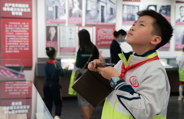 广青融媒小记者现场“采访” 梁汉深/摄