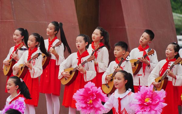 童声诵唱《羊城花街羊城花》陈天旭/摄