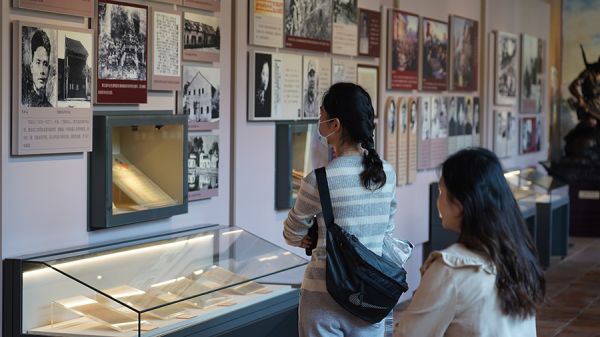 农讲所革命史料吸引青年游客驻足参观