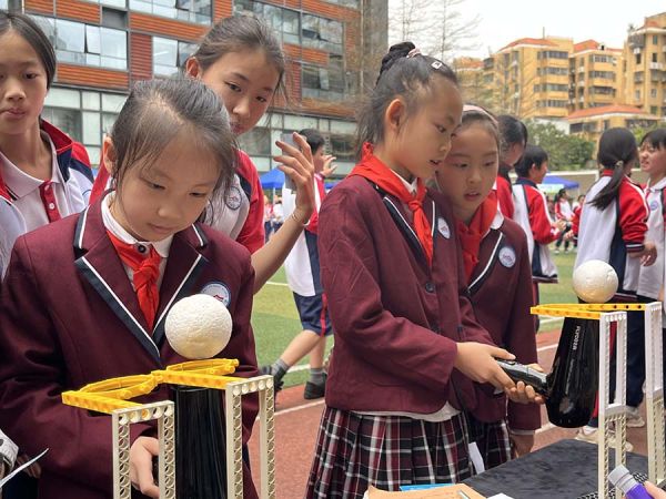 同学们在科学嘉年华中感受科学魅力