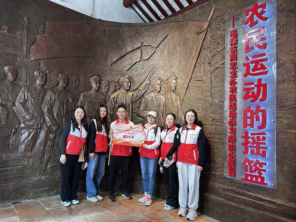 一支红棉研习小队来到农讲所开展研习