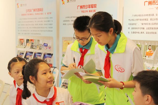 小记者正在采访少理事 陈昊/摄