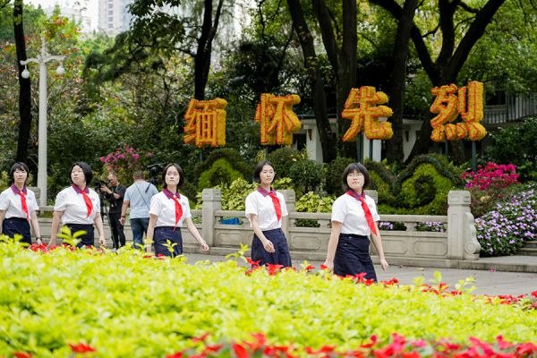 青年学生绕场一周,瞻仰烈士纪念碑