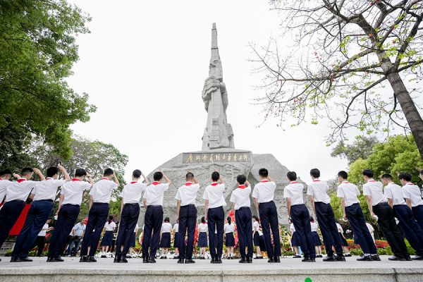 全体中小学师生向烈士纪念碑敬礼
