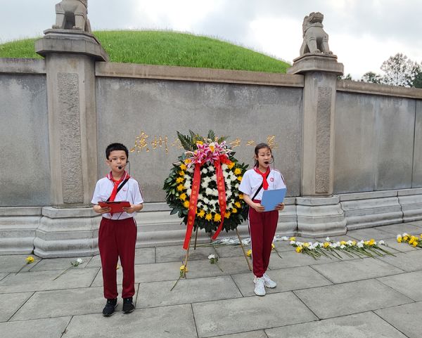 广州协和学校学子在烈士墓前昂首朗诵
