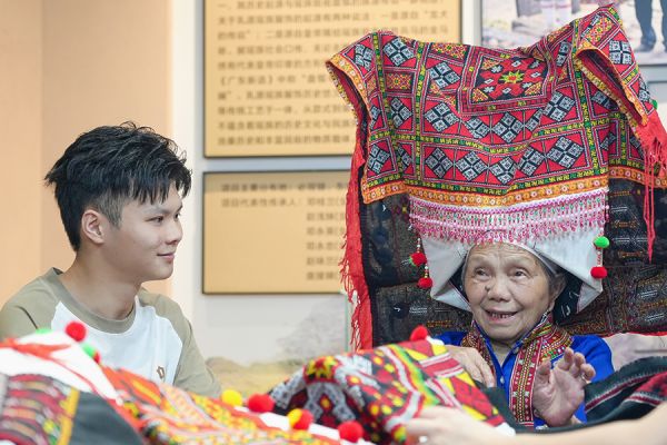 学生团队在乳源与瑶绣非遗传承人交流