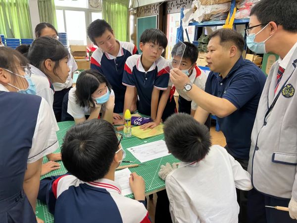 梁俊威给学生们讲解广式家具非遗技艺