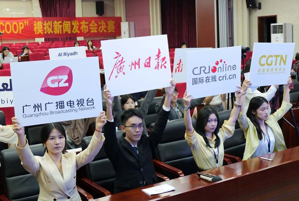 决赛现场,记者组举牌