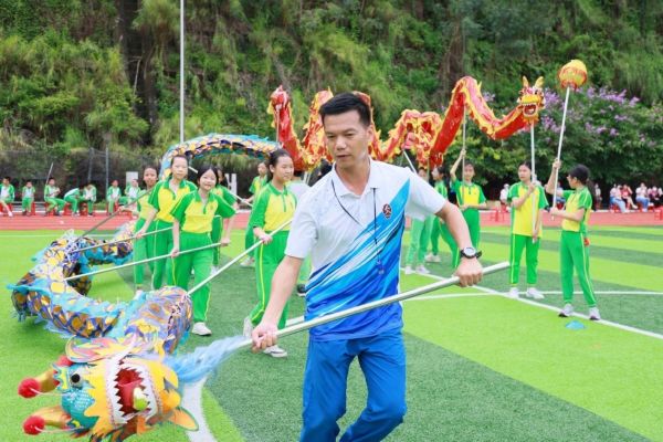 同学们在老师的指导下练习舞龙