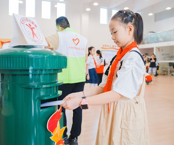 少先队员向红领巾邮局投递出自己对活动的寄语 梁汉深/摄