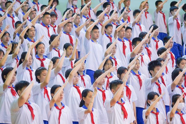广大附中学子在“青春礼”上重温入队誓词