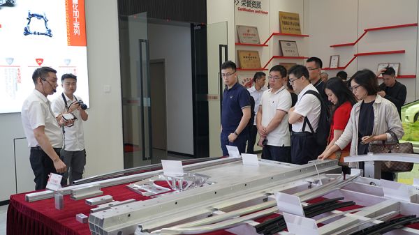企业代表在智造企业参观轻量化材料 陈天旭/摄