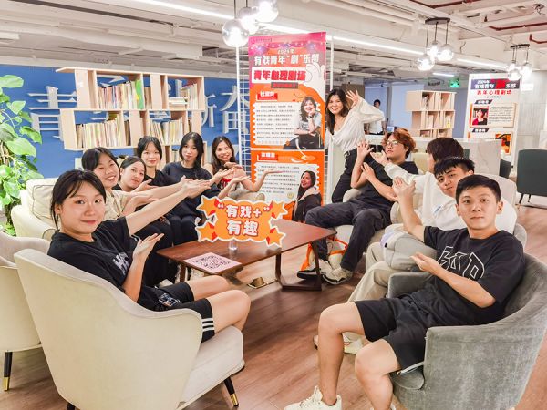 青年和导师组团互动,探讨话剧表演