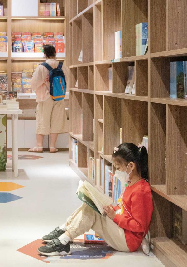 青少年席地而坐入神阅读 林业坤/摄