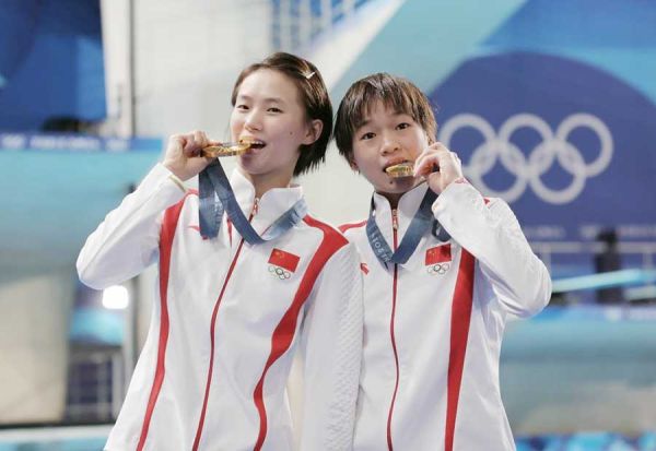 在7月31日结束的巴黎奥运会女子双人10米台跳水比赛中,中国队的全红婵/陈芋汐以359.10分夺冠。全红婵是广州与湛江联合培养的运动员,因此,该枚金牌也是巴黎奥运会的“广州第一金”。新华社发