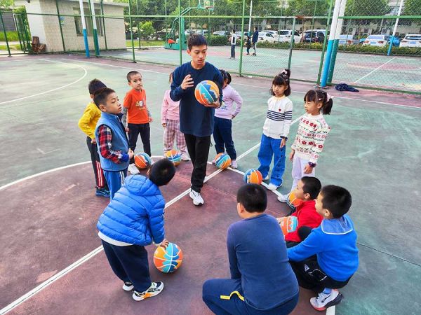 青少年在社区运动场体验欢乐篮球