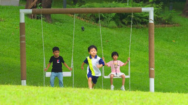 园内空间“变身”儿童乐园,青少年欢快做游戏