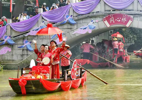 南沙区举办水上婚礼,新人们乘坐船只穿过寓意“永结同心”的“同心桥” 白洁/摄