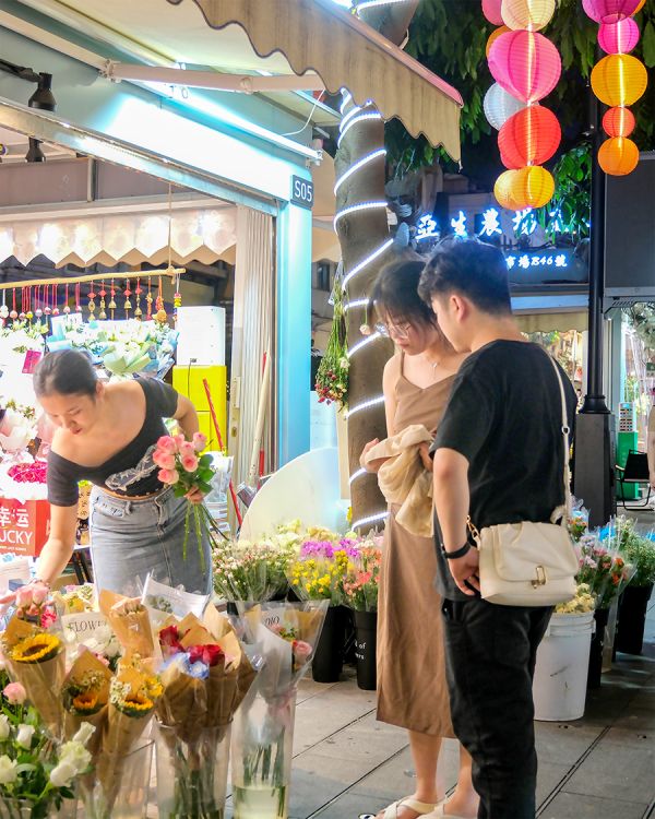 七夕当晚,一对情侣在花店精心挑选鲜花,将浪漫具体化 袁彬/摄