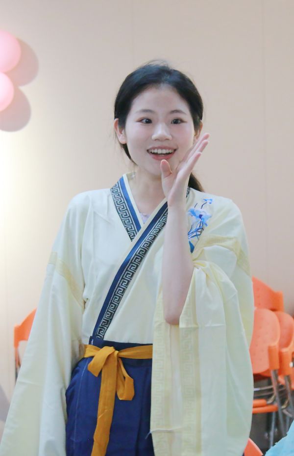 一名女青年找到心仪的他,眼中满是喜悦 林乐峰/摄