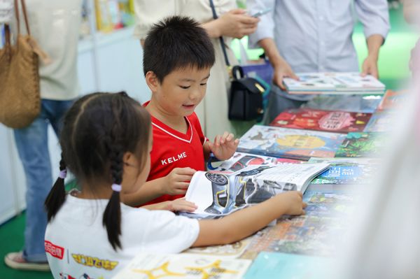 小朋友们被“书中世界”吸引,分享阅读心得